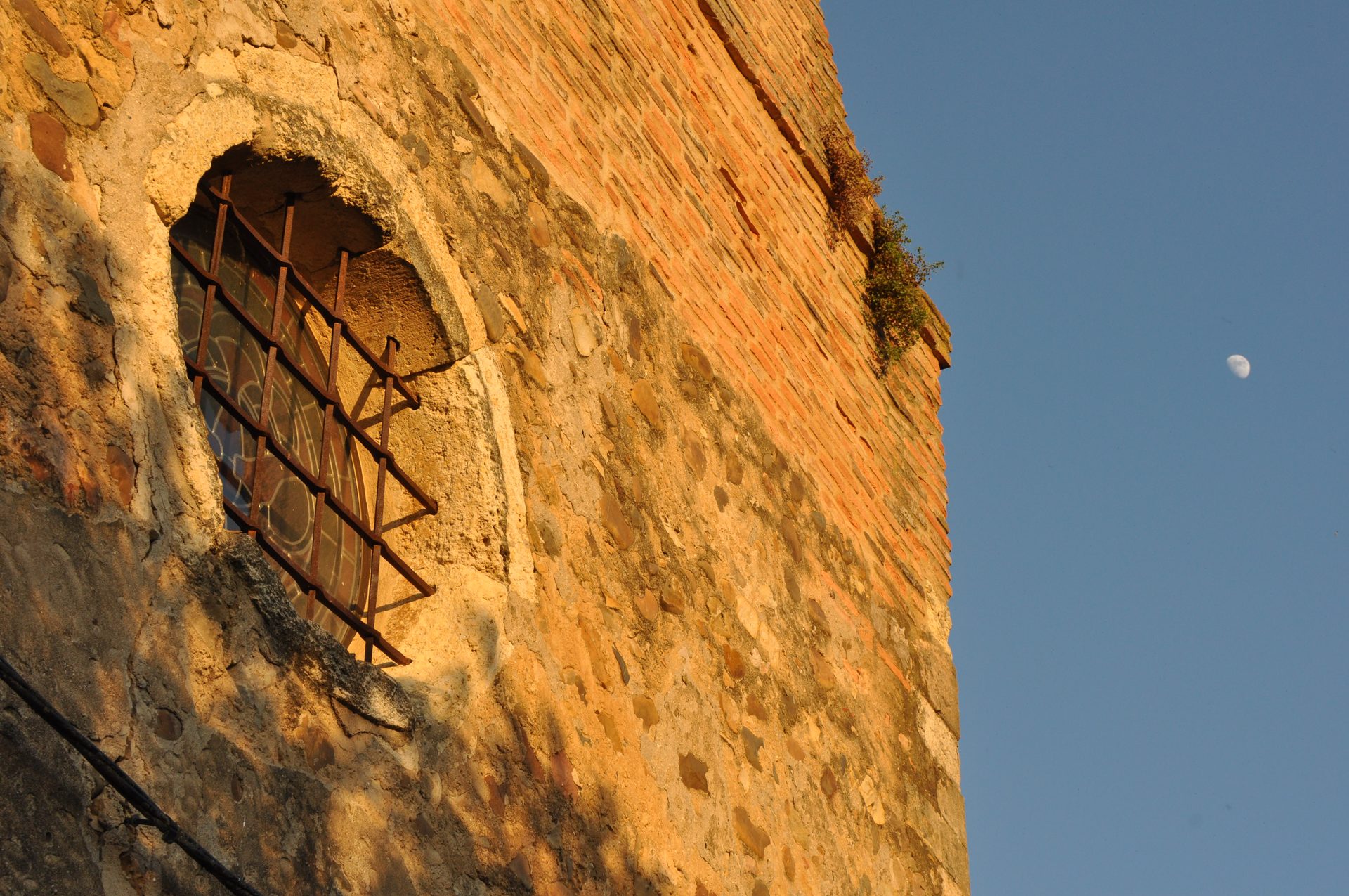 La iglesia, con la luna de testigo
